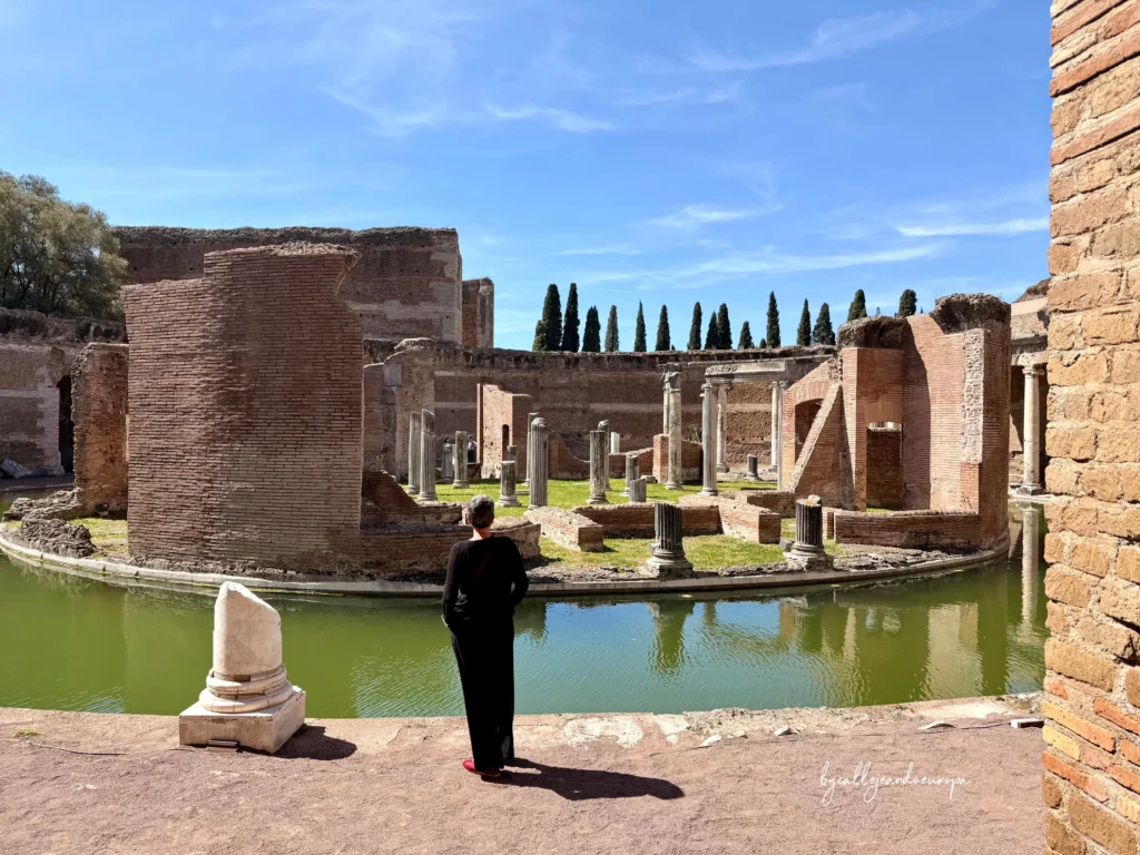 Foso de agua y las ruinas circulares del Teatro Marítimo en Villa Adriana, Tívoli