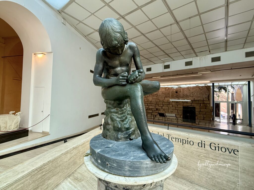 La famosa escultura de bronce "El Spinario" expuesta en una sala de los Museos Capitolinos durante el recorrido turístico