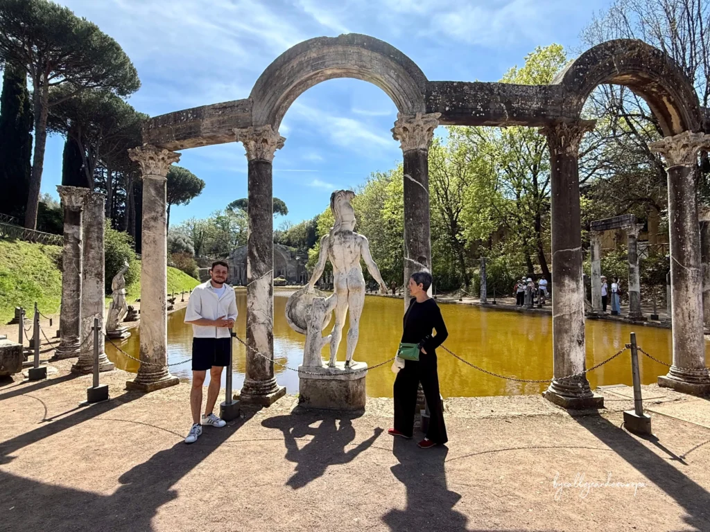 Callejeando Europa junto a una estatua romana frente al estanque Canopo en Villa Adriana, Tívoli.