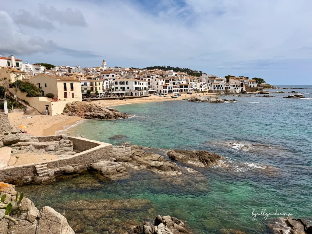 Paisaje costero de Calella de Palafrugell en Girona, mostrando el perfil del pueblo y sus aguas turquesas desde el camino de ronda.