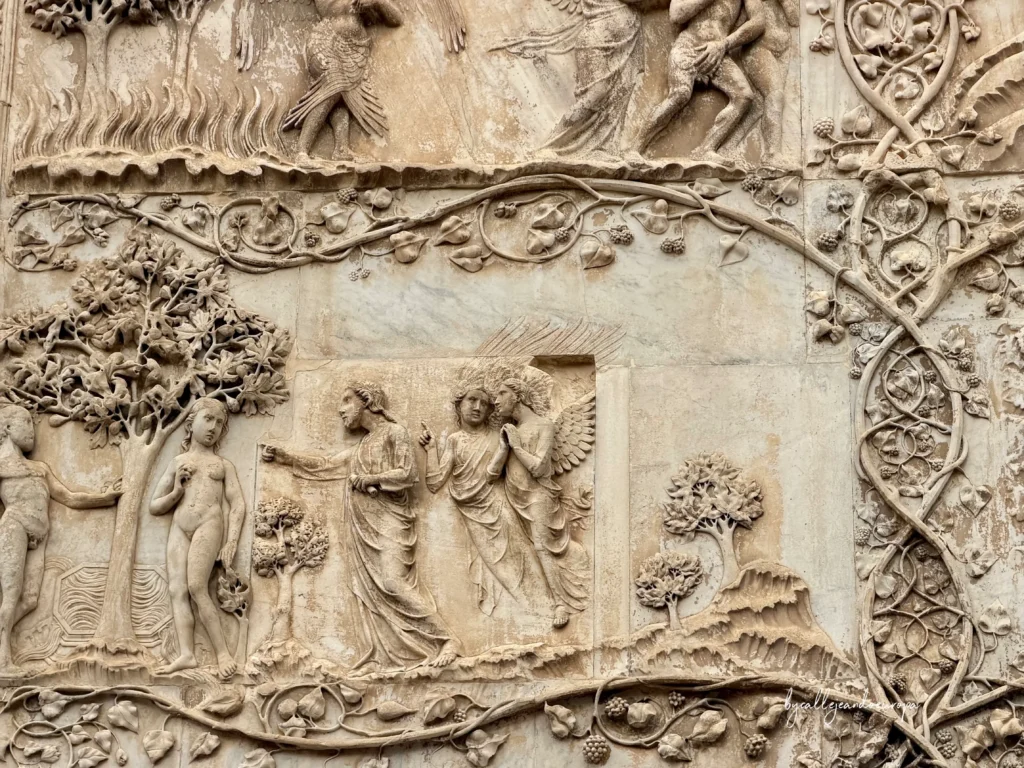 Bajorrelieve de la fachada de la Catedral de Orvieto