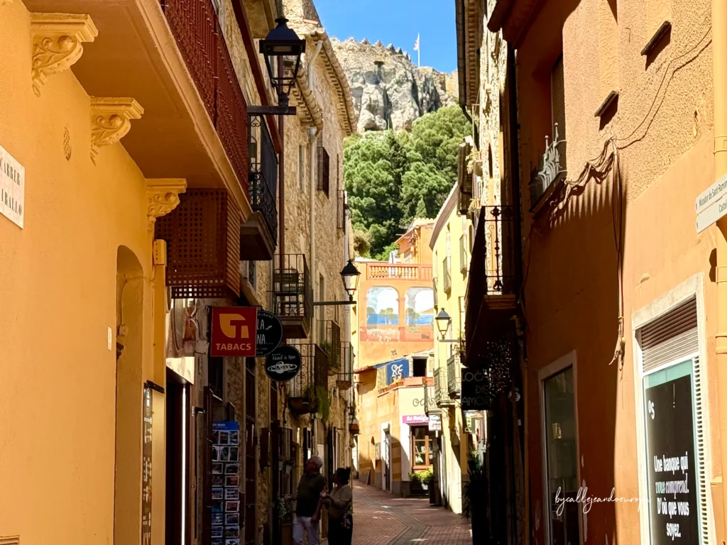 Castillo de Begur con vistas a la Costa Brava