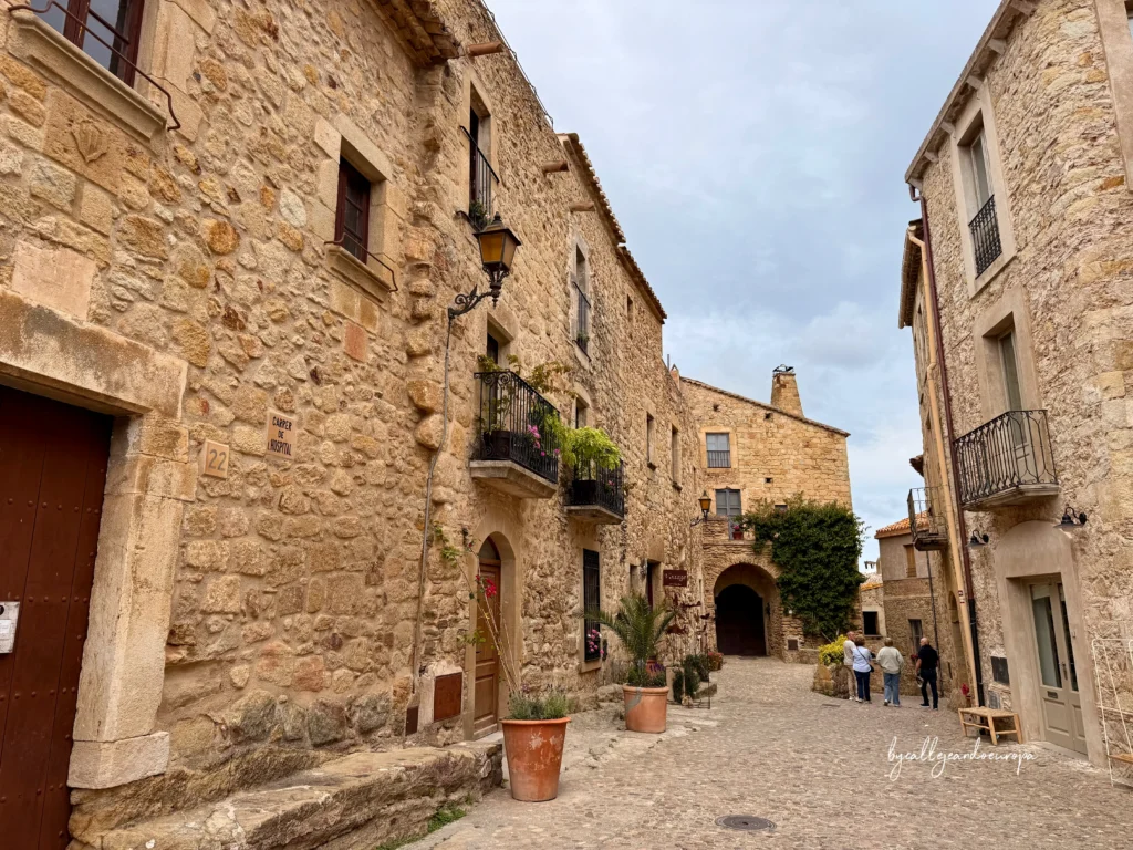 Arquitectura medieval en Pals, uno de los pueblos más bonitos del interior de Girona durante una ruta turística