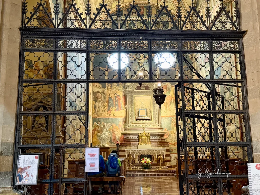 Interior de la Capilla del Corpus Christi en el Duomo de Orvieto