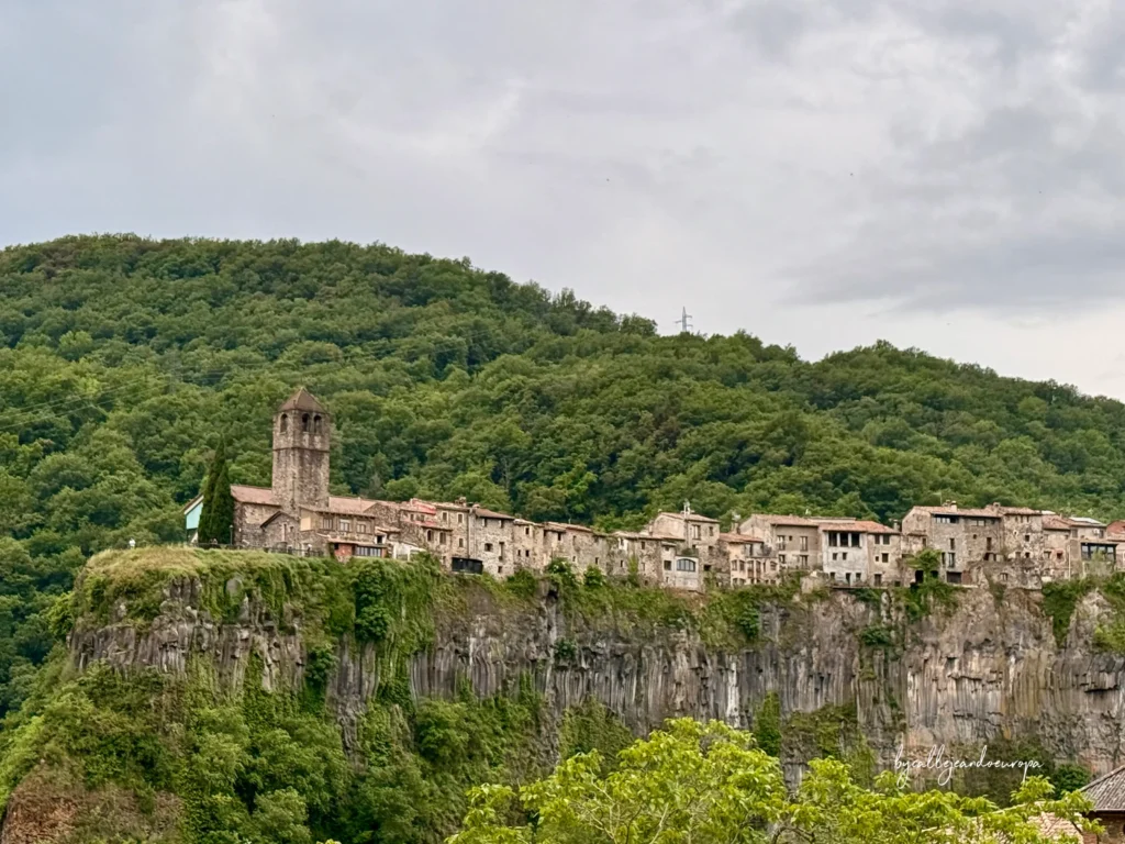 Panorámica de Castellfollit de la Roca, un pueblo único en Girona construido sobre una pared de roca volcánica de 50 metros de altura.