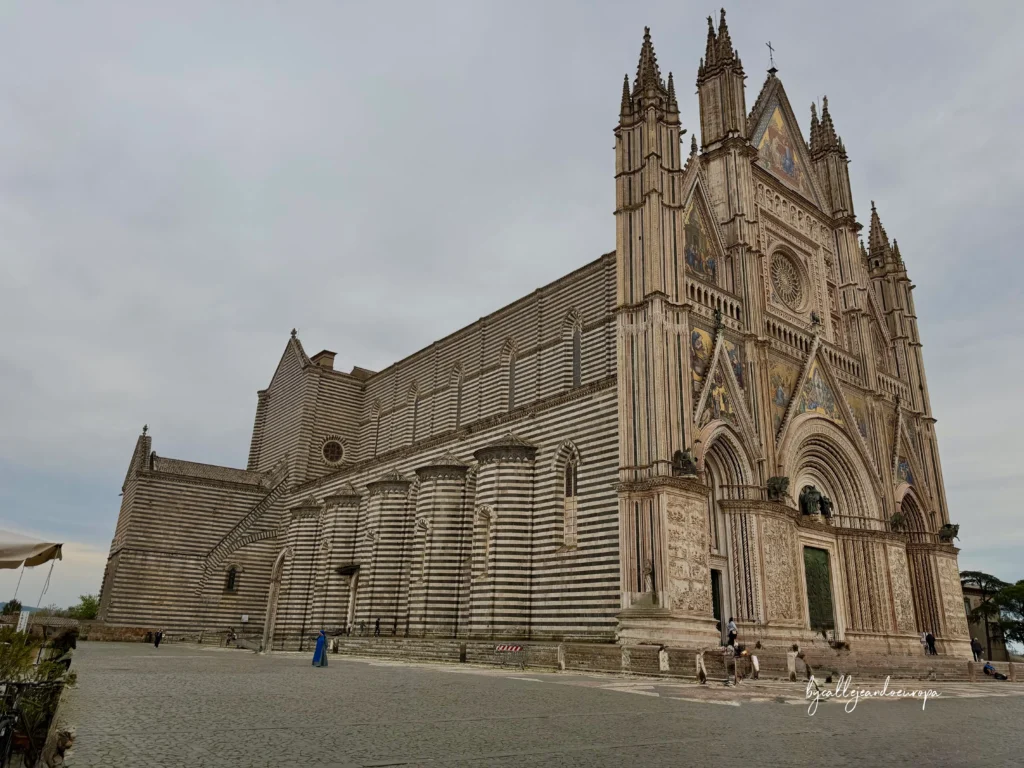 fachada del Duomo de Orvieto en Umbría Italia