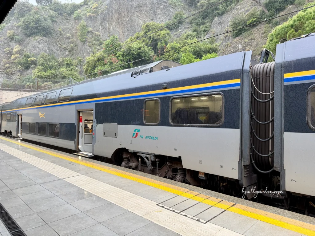 Tren regional de Trenitalia estacionado en el andén para moverse entre los pueblos de Cinque Terre