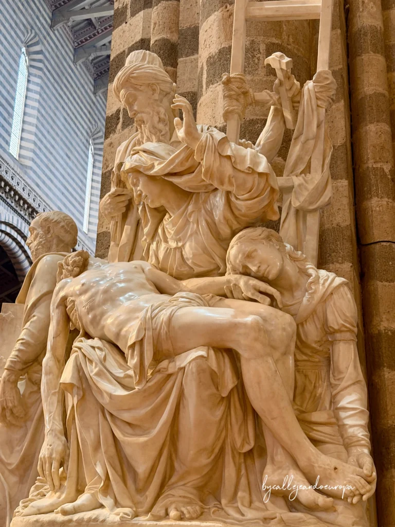 Escultura de la Piedad en el Duomo de Orvieto