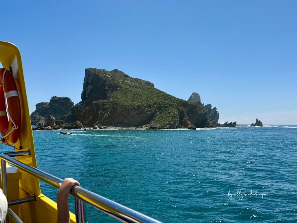 Ruta en barco por las Islas Medas en L'Estartit, una de las mejores actividades de naturaleza en la provincia de Girona
