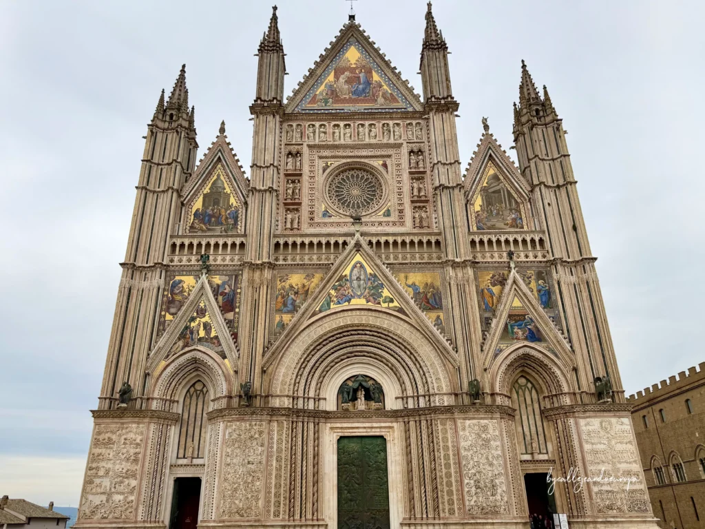 Fachada gótica del Duomo de Orvieto en Italia