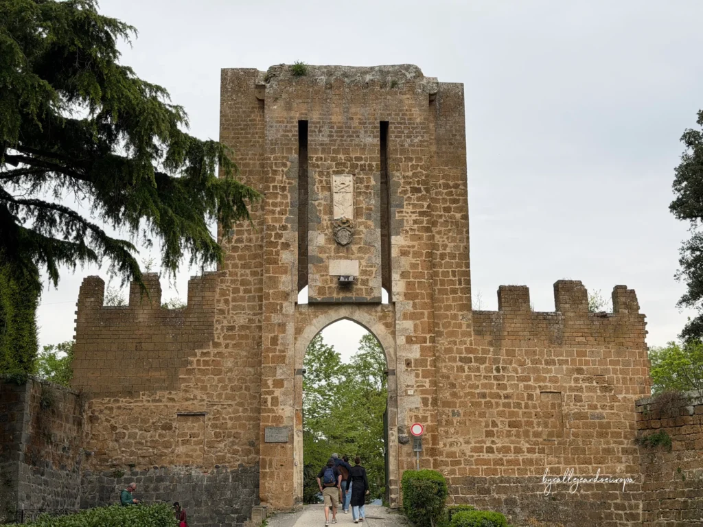 Fortaleza de Albornoz en Orvieto con vistas al valle de Umbría