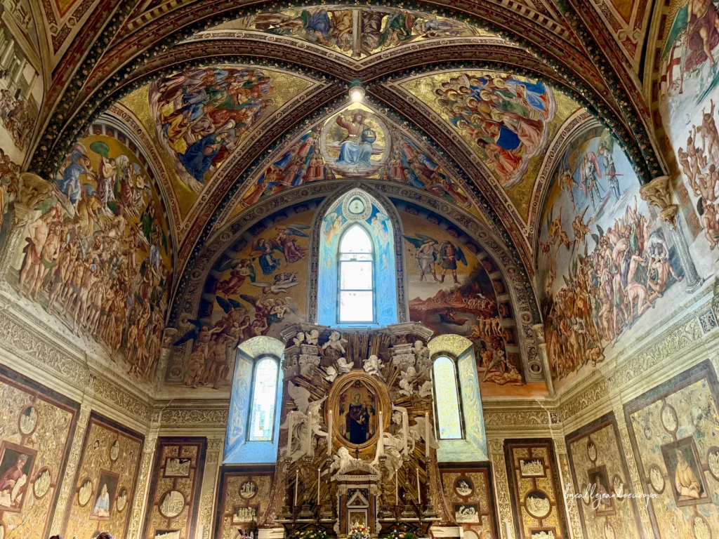 Interior de la Capilla de San Brizio en la Catedral de Orvieto con frescos de Luca Signorelli