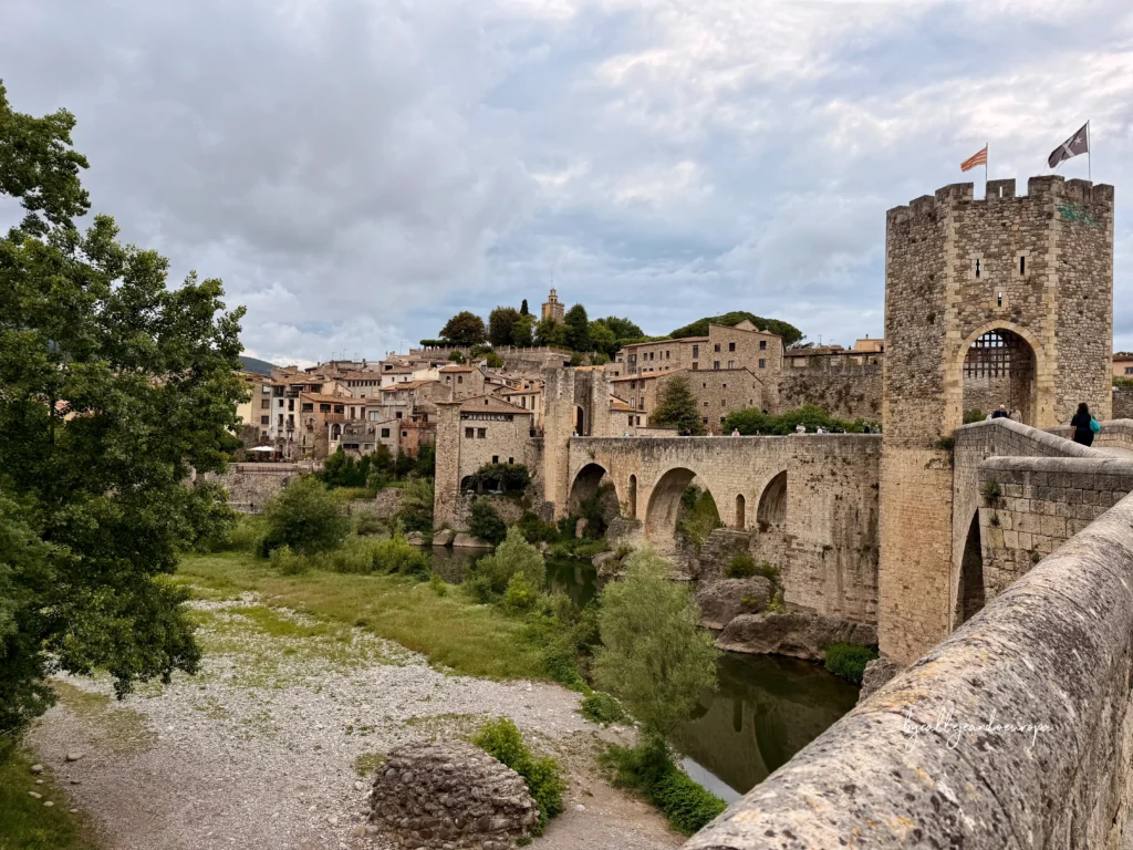 Puente medieval de Besalú en Girona