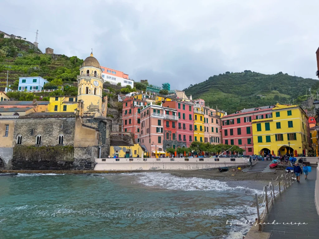 Panorámica a pie de playa en el pueblo de Vernazza durante una ruta de viaje por Cinque Terre