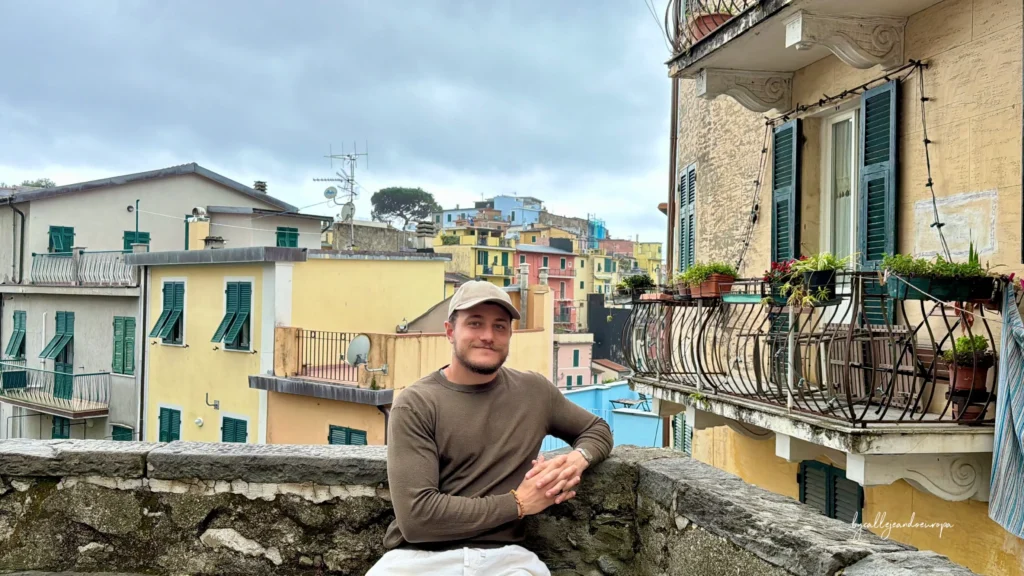 Panorámica de los pueblos de Cinque Terre en Italia durante una ruta de viaje.