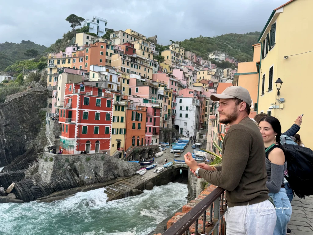 achadas de colores de Riomaggiore junto al mar en una ruta por Cinque Terre