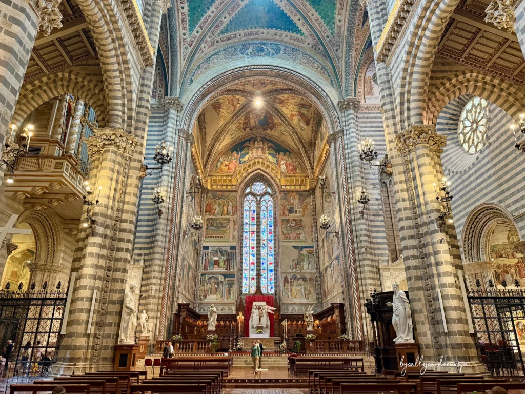 Interior del Duomo de Orvieto con sus columnas y frescos