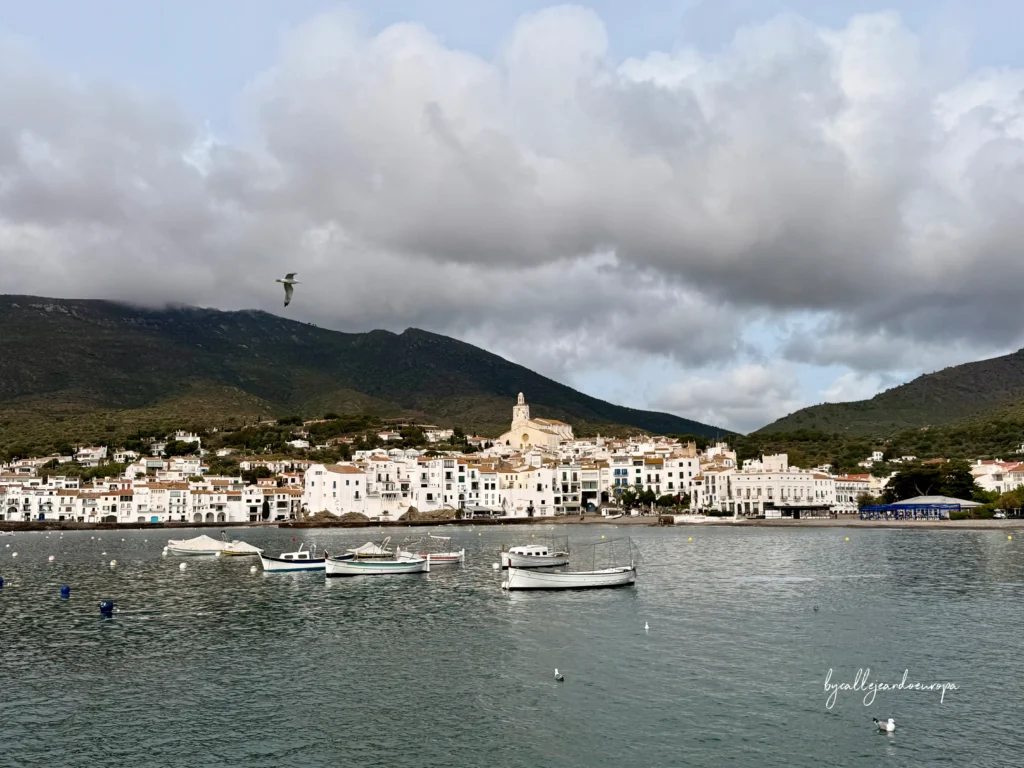 Vista panorámica de Cadaqués en Girona