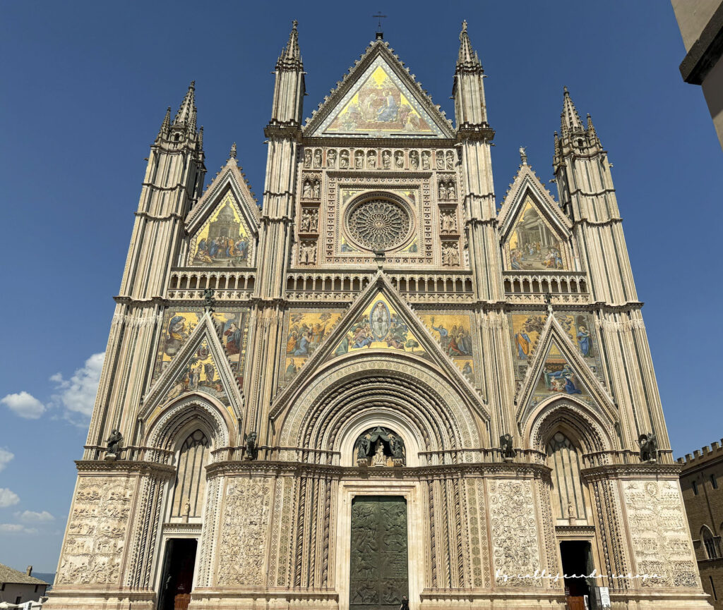 Fachada principal del Duomo de Orvieto con mosaicos dorados