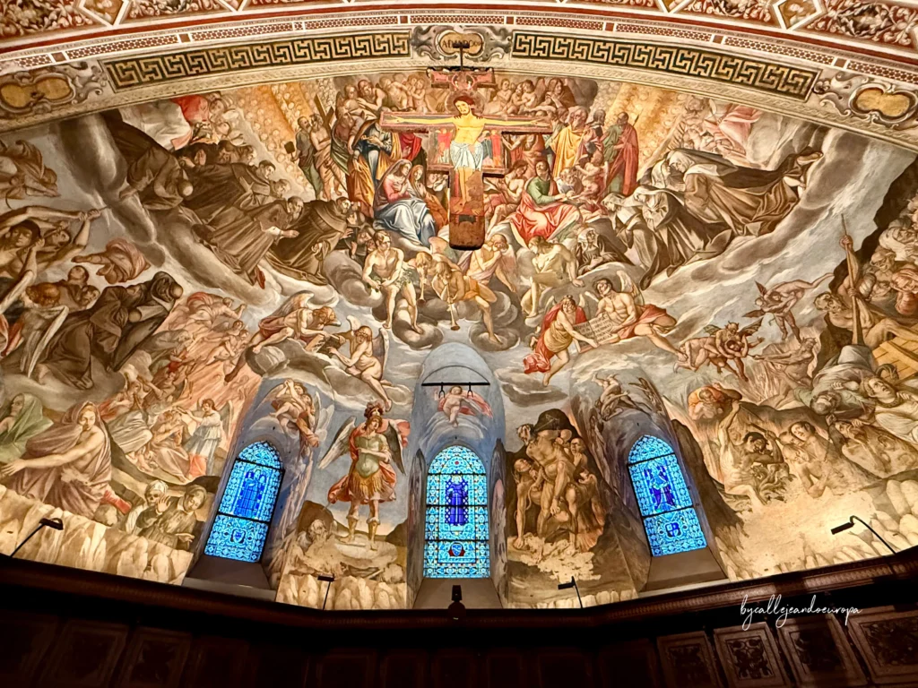 Altar de la Basílica de San Francisco de Asís en Italia, uno de los principales lugares de peregrinación de Umbría