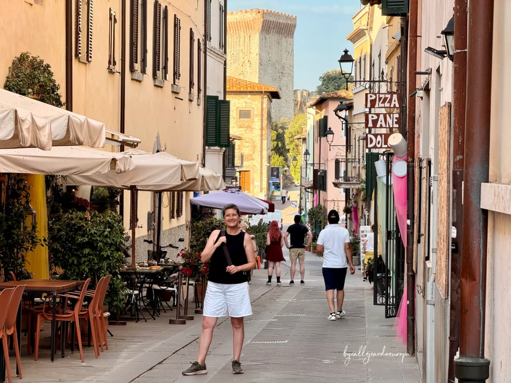 Calle del centro histórico de Castiglione del Lago, pueblo medieval junto al lago Trasimeno en Umbría