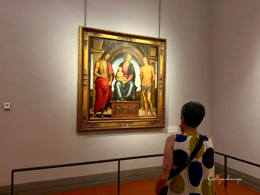 Callejeando Europa contemplando una obra de arte en la Galería Uffizi de Florencia, uno de los museos más importantes de Italia.