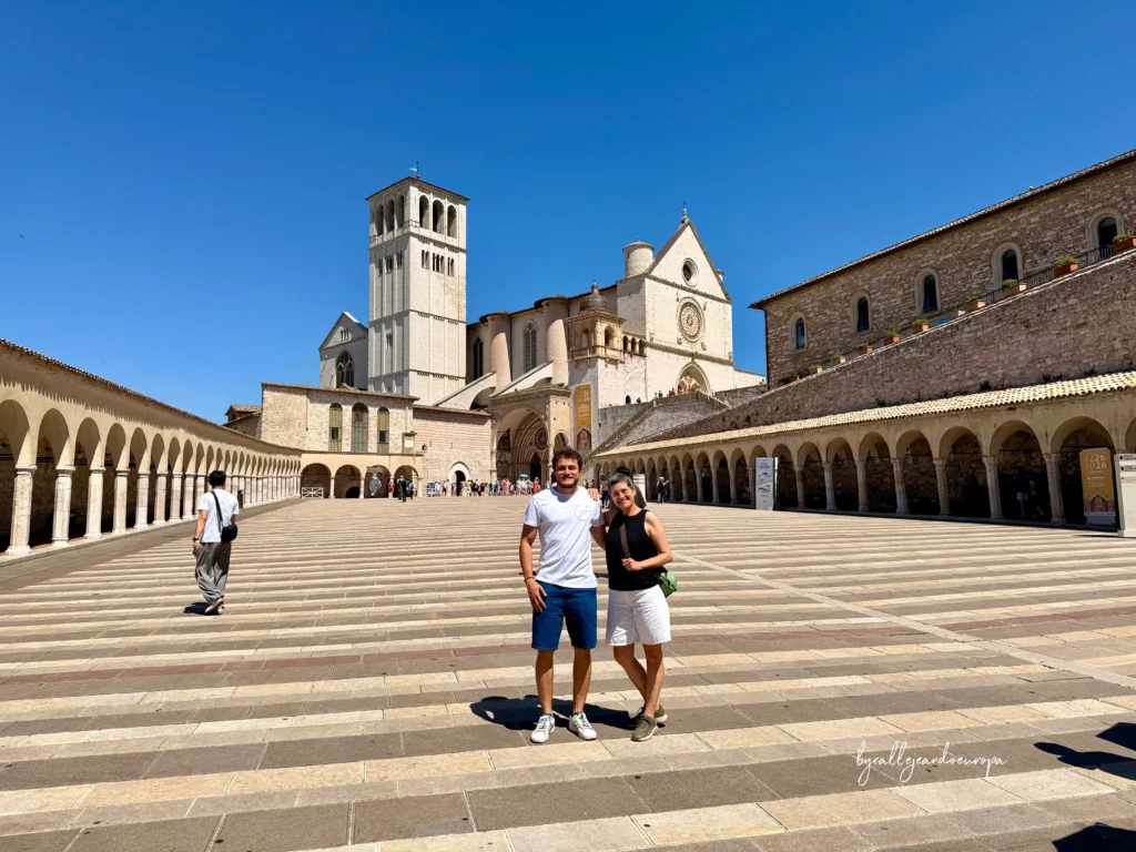 Exterior de la Basílica de San Francisco de Asís, Patrimonio de la Humanidad en Umbría