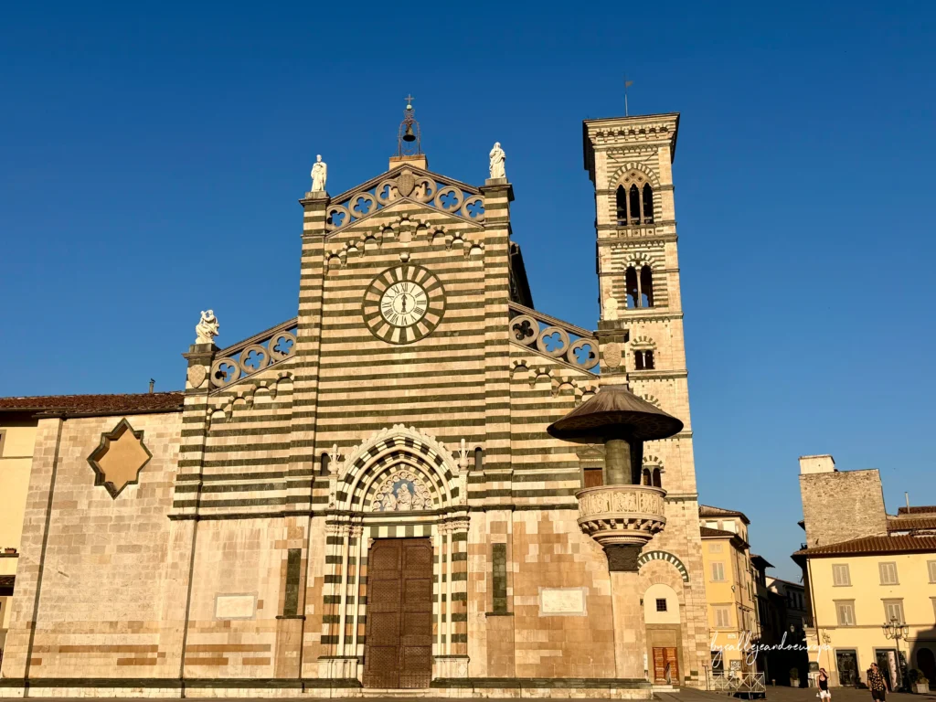 Fachada del Duomo de Prato, una joya del arte románico y gótico en la Toscana, Italia.