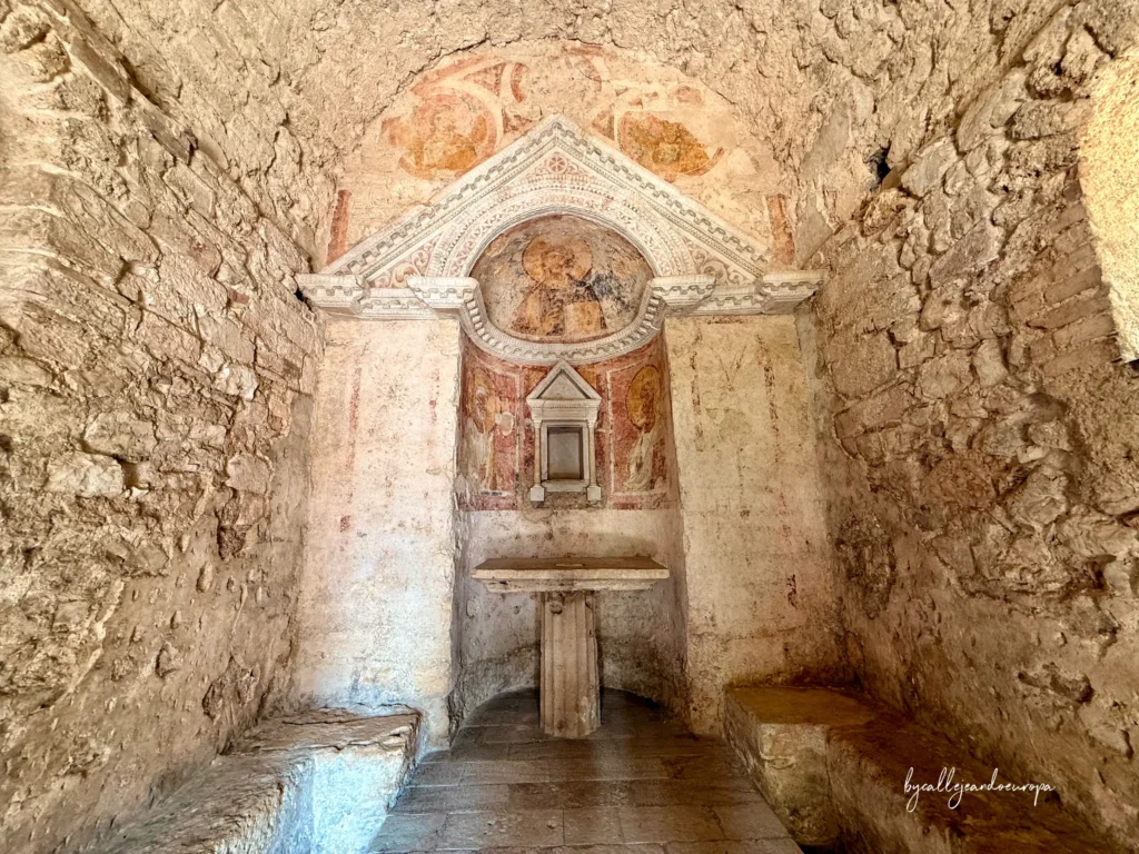 Interior del Tempietto del Clitunno, pequeño templo paleocristiano Patrimonio de la Humanidad en Umbría