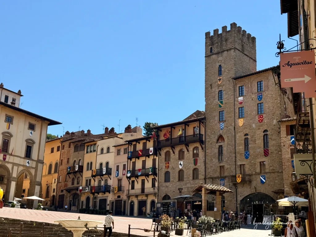 Plaza Grande de Arezzo, una de las plazas medievales más bonitas de la Toscana, Italia.