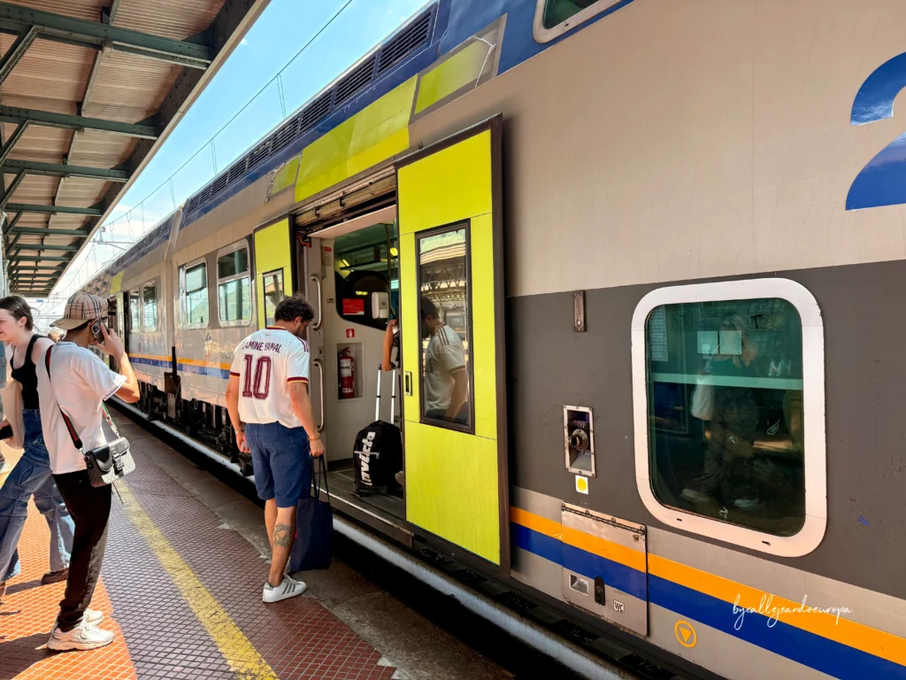 Subiendo al tren que conecta Prato con Florencia durante un viaje por Europa