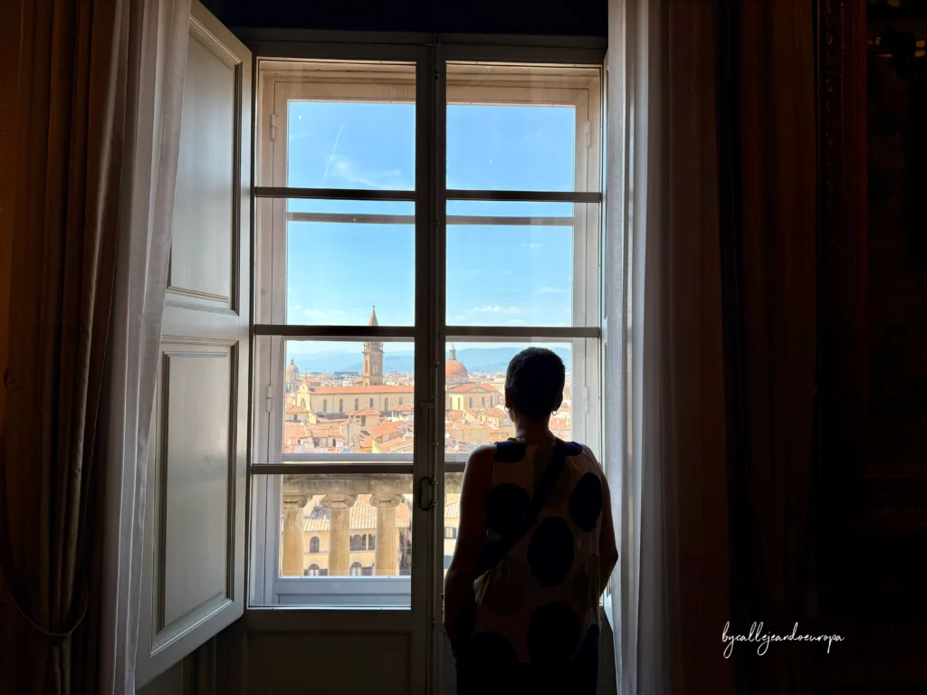 Vista panorámica de Florencia desde una ventana del Palacio Pitti, con el casco histórico de la ciudad al fondo.