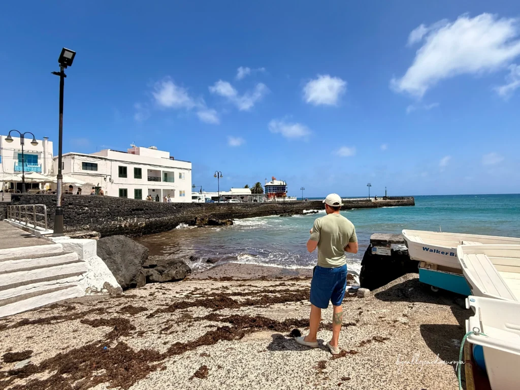 Puerto pesquero de Arrieta con casas blancas al fondo, pueblo costero de Lanzarote