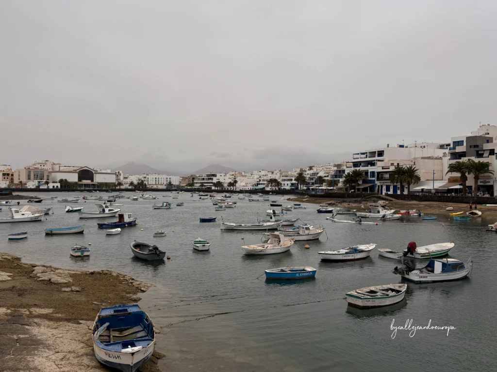 Charco de San Ginés con barcas de pescadores en Arrecife, Lanzarote