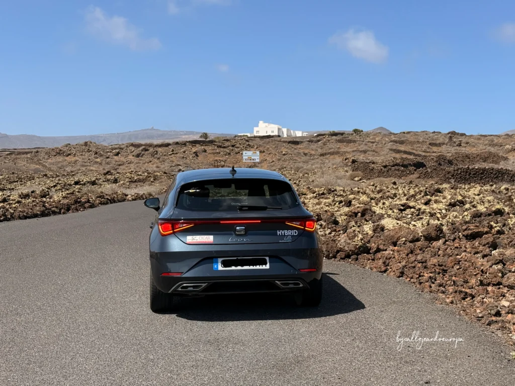 Coche de alquiler en una carretera panorámica de Lanzarote