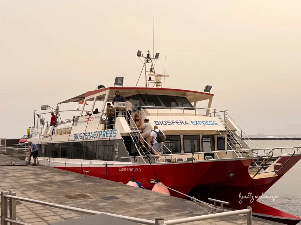 Ferry desde el puerto de Órzola rumbo a la isla de La Graciosa