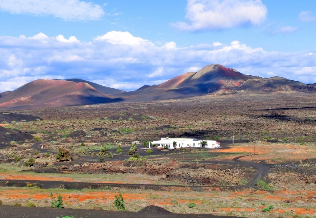 Viñedos cultivados en ceniza volcánica en La Geria, Lanzarote