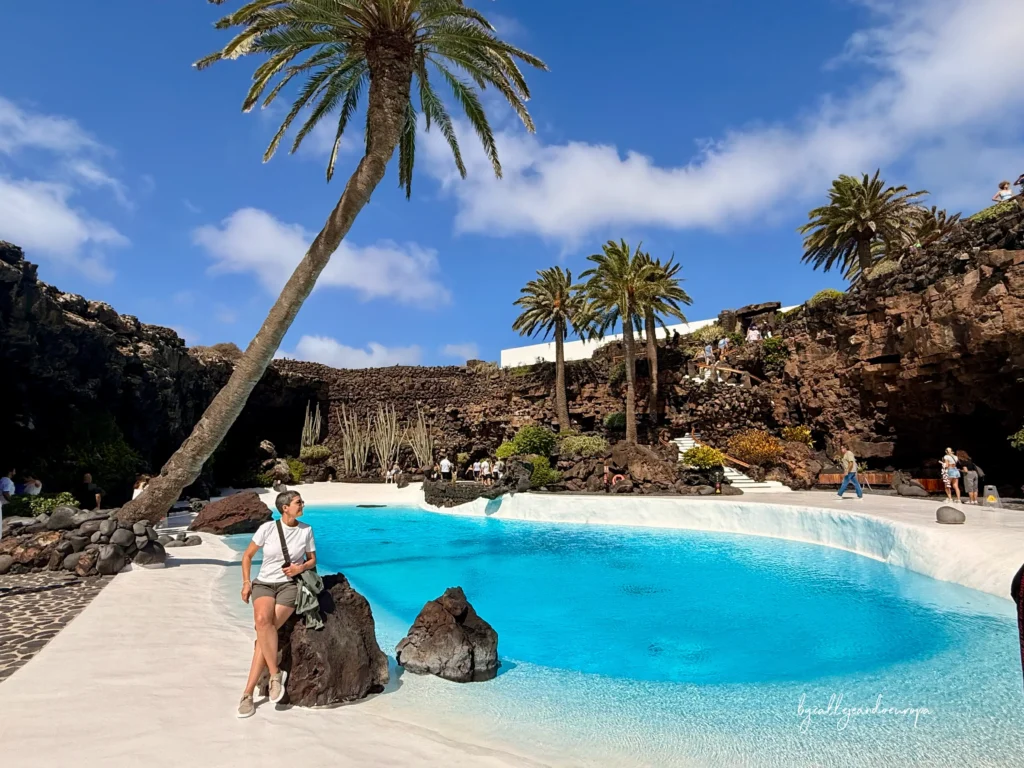 Piscina de aguas turquesas en Jameos del Agua, obra de César Manrique en Lanzarote