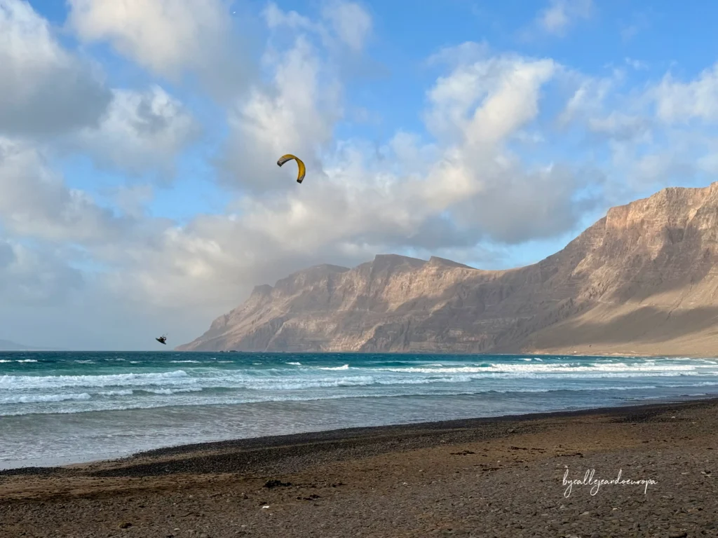 Kitesurfista volando cometa en la Playa de Famara, uno de los mejores spots de kitesurf en Lanzarote