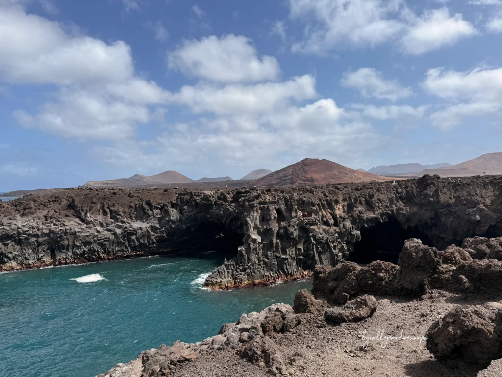 Acantilados de lava de Los Hervideros con olas rompiendo, Lanzarote