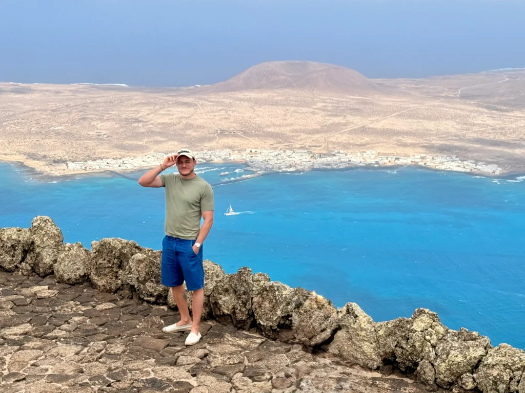 Vistas de la isla de La Graciosa desde el Mirador del Río en Lanzarote