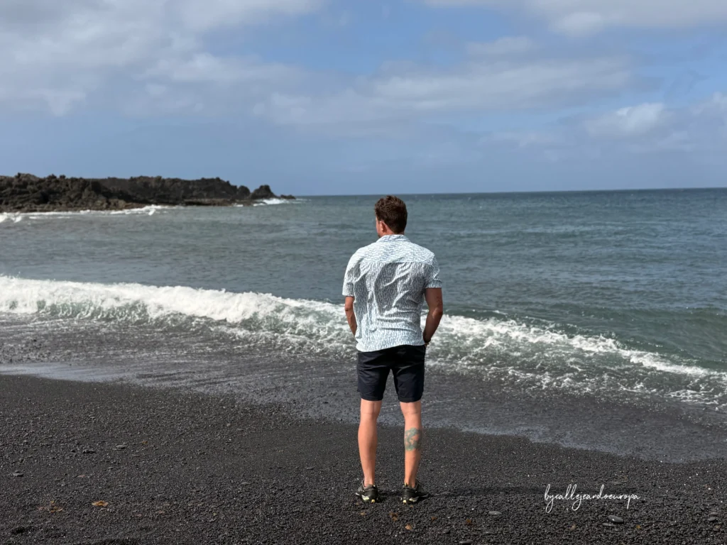 Playa de arena negra volcánica de Montaña Bermeja en Lanzarote