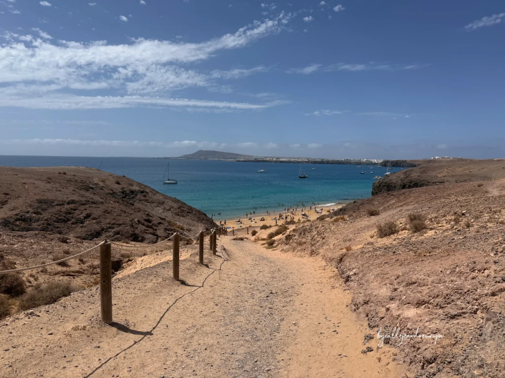 Cala de aguas turquesas en la Playa de Papagayo, Lanzarote