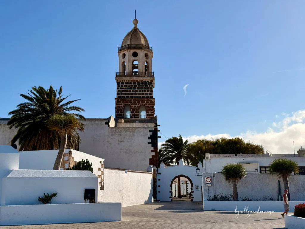 Vista panorámica de la plaza principal y la iglesia de Guadalupe en Teguise, Lanzarote