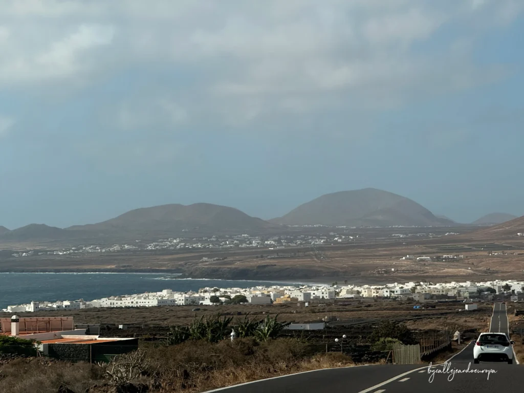 Carretera hacia el pueblo costero de Arrieta durante una ruta en coche por Lanzarote