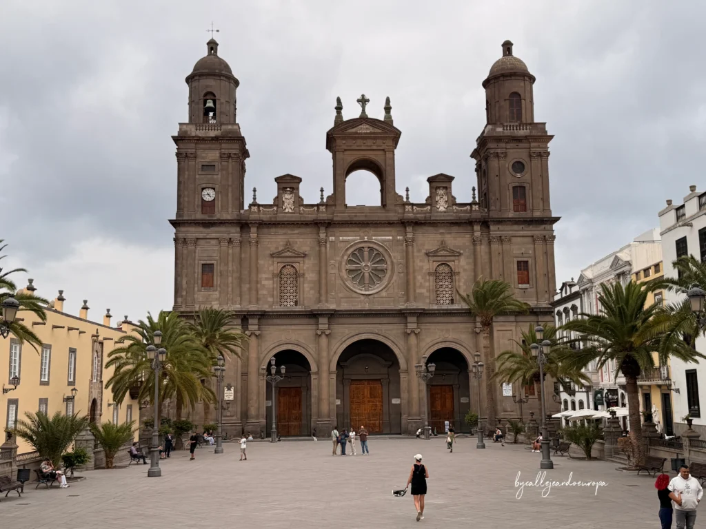 Plaza de Santa Ana y Catedral de Las Palmas de Gran Canaria, parada en la ruta de 3 días