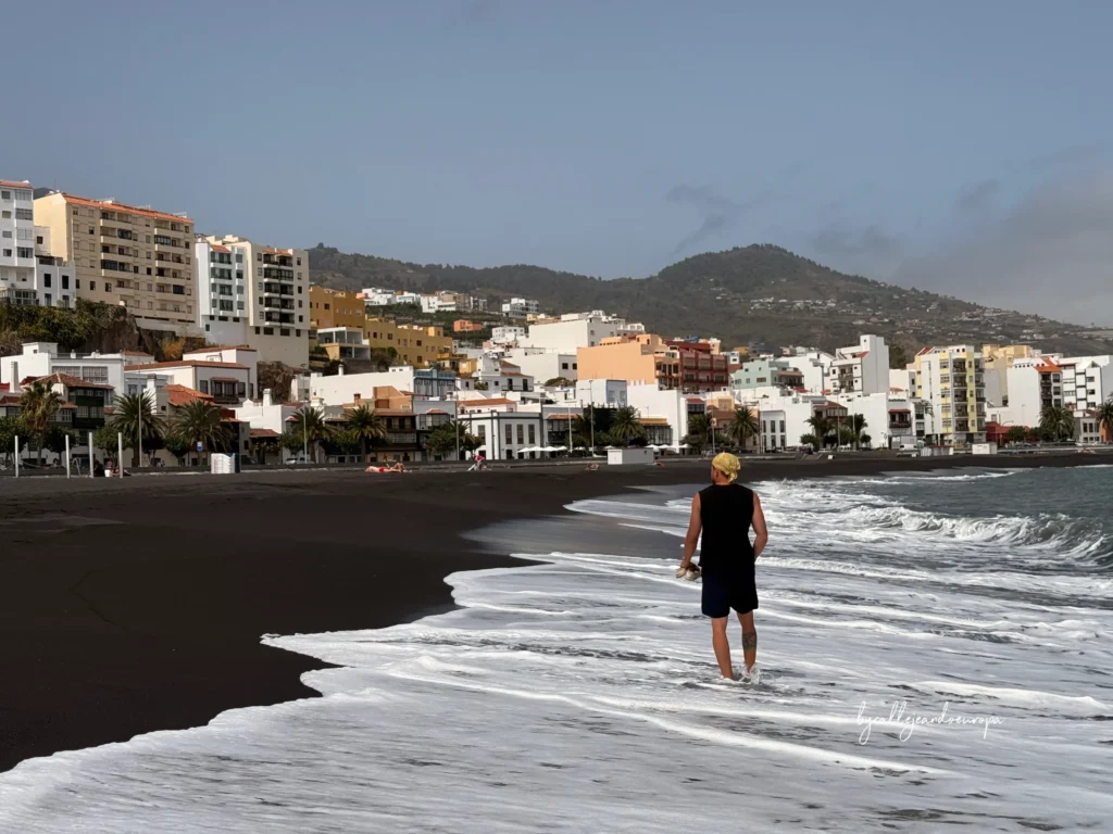 Playa de arena negra volcánica en Santa Cruz de La Palma, ruta de 4 días por la isla