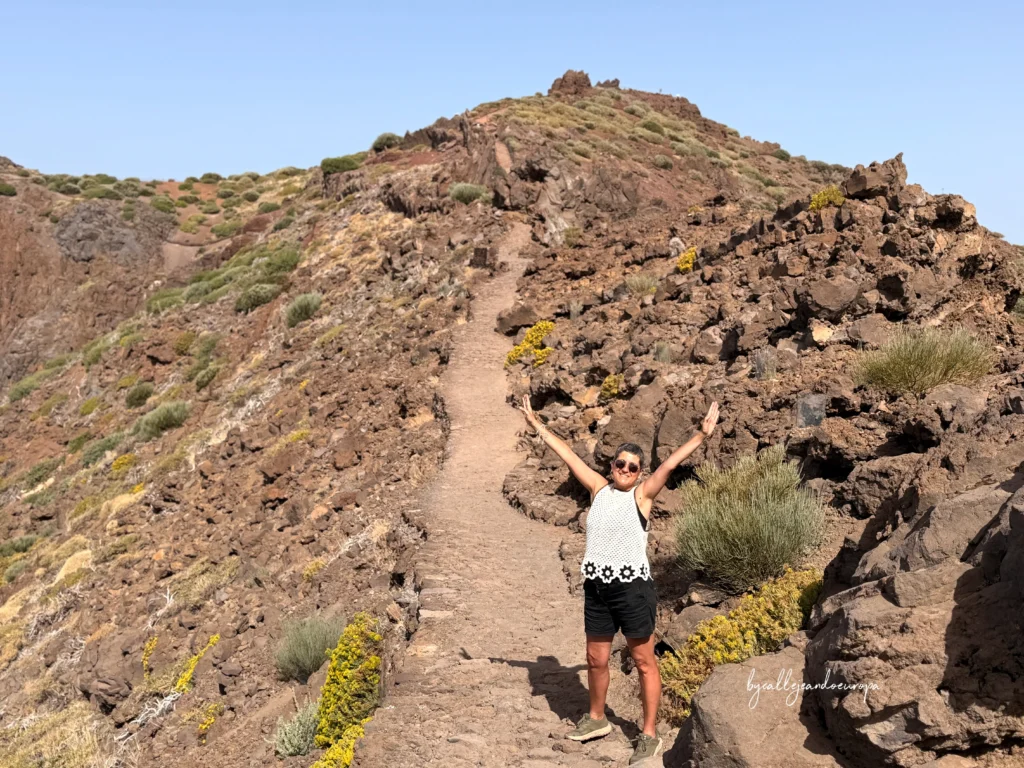 Viajera con los brazos abiertos en el Roque de los Muchachos, La Palma, durante la ruta por las Islas Canarias en coche