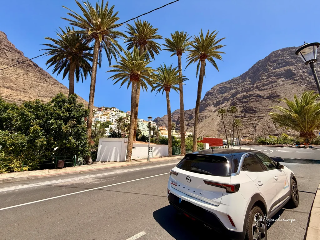 Coche de alquiler aparcado en Valle Gran Rey durante la ruta por La Gomera
