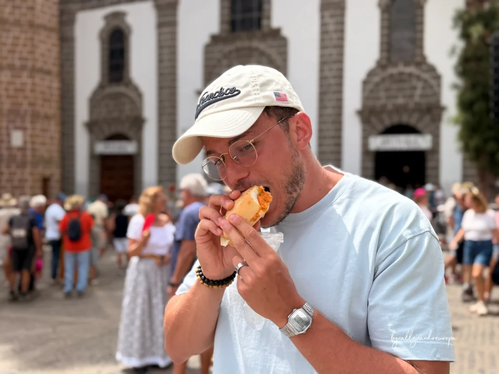 Degustando el famoso bocadillo de chorizo de Teror, Gran Canaria